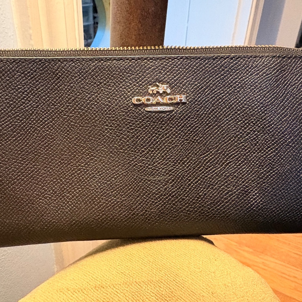 Coach Women's Black Pebbled Wallet Credit Card Folding Solid Fullzip Zip-Around